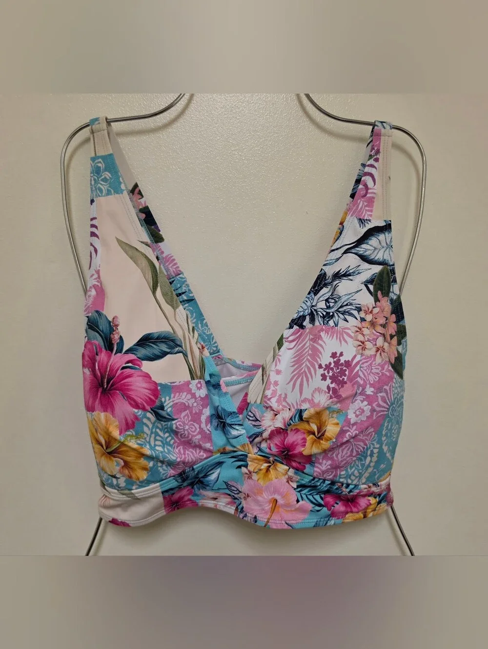 Torrid Wireless Triangle Bikini Top Size 3 EUC